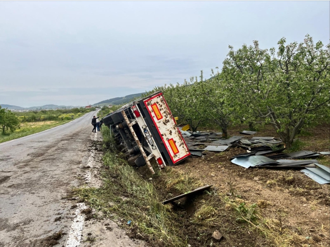 bilecikte-kontrolden-cikan-tir-devrildii.jpg