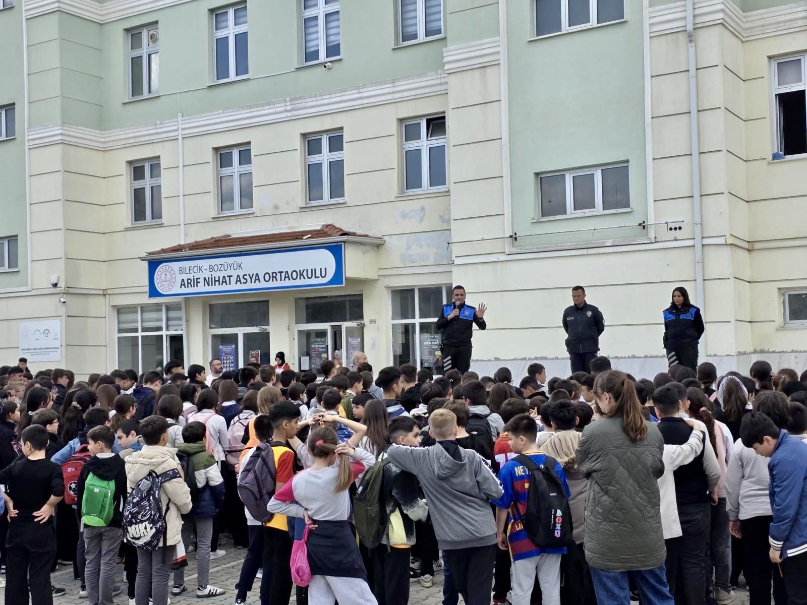 toplum-destekli-polisler-ogrencileri-uyardi2.jpg