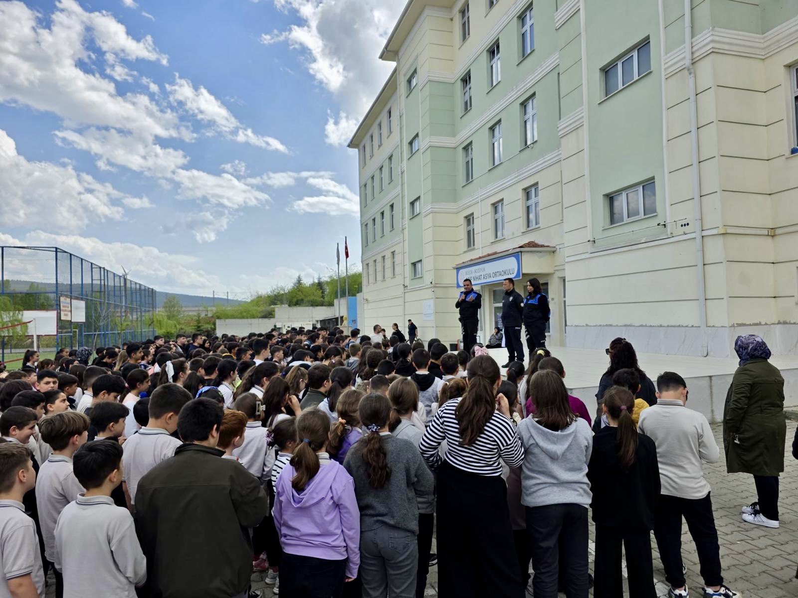 toplum-destekli-polisler-ogrencileri-uyardi3.jpg