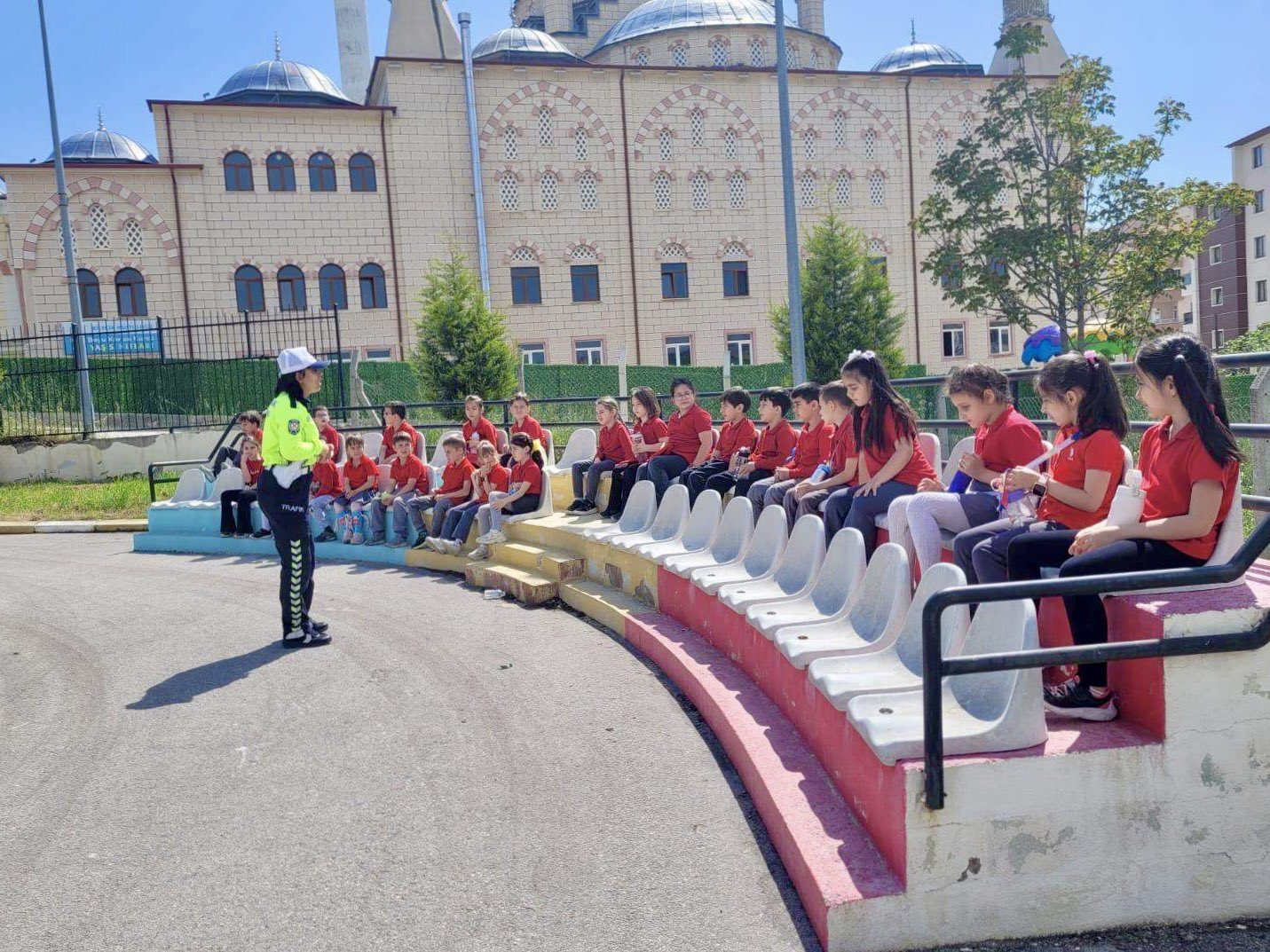 ogrencilere-uygulamali-trafik-egitimi-verildi.jpg