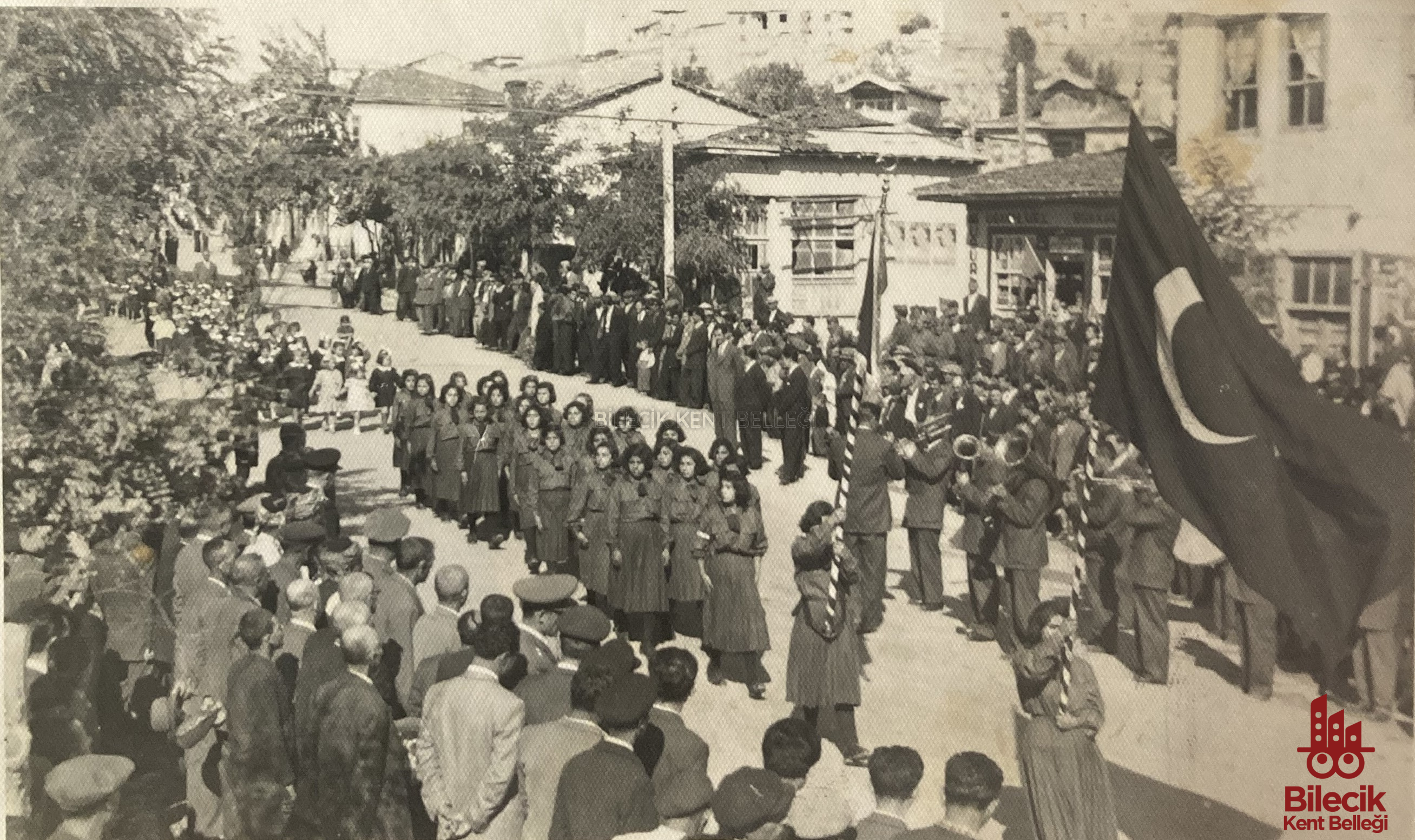 turk-bayraklariyla-dolu-tarihi-kortej.jpg