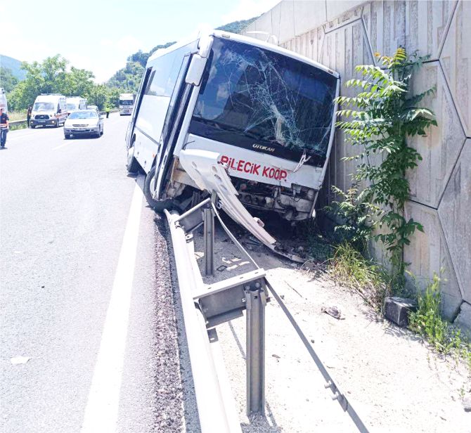 yolcu-minibusu-tira-carpti-6-yarali1.jpg