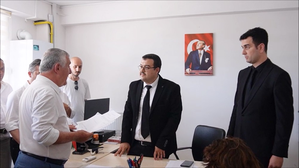 ali-ozdemir-anahtari-teslim-etmek-uzere-il-secim-kurulunda.jpg