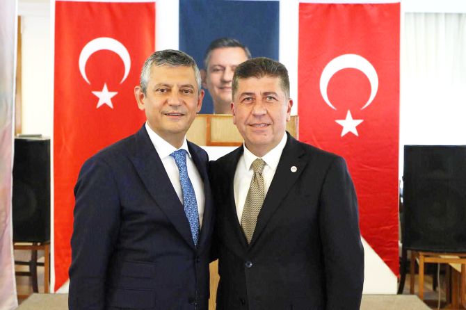 yasar-tuzun-parti-meclisinde1.jpg