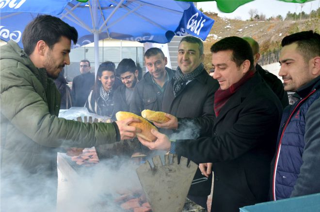 baskan-bakicidan-ogrencilere-sucuk-ekmek2.jpg