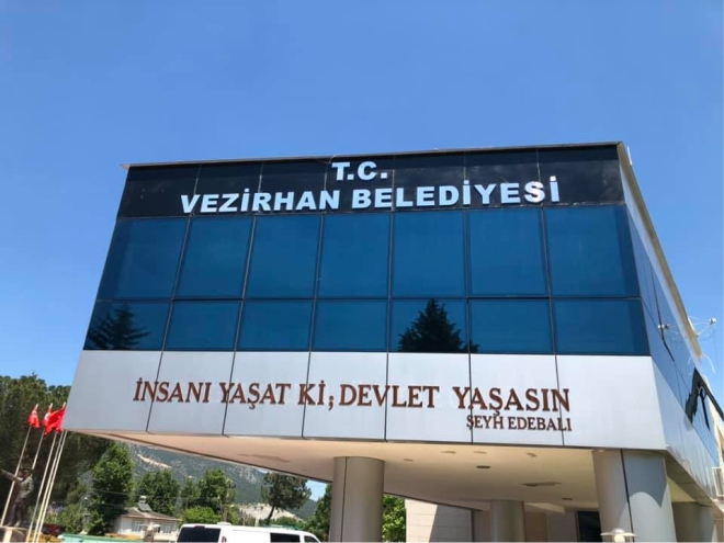 belediye-binasindaki-yaziyi-degistirdi2.jpg