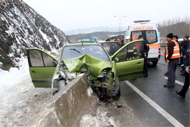 beton-bariyerlere-carpti2.jpg