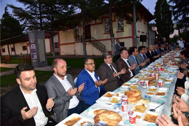 bilecik-belediyesinden-protokole-iftar3.jpg