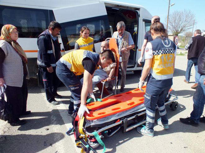 diyaliz-hastalarini-tasiyan-minibus-kaza-yapti3.jpg