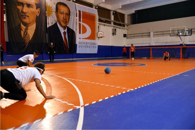 engelli-bireyler-goalball-maci-yapti3.jpg