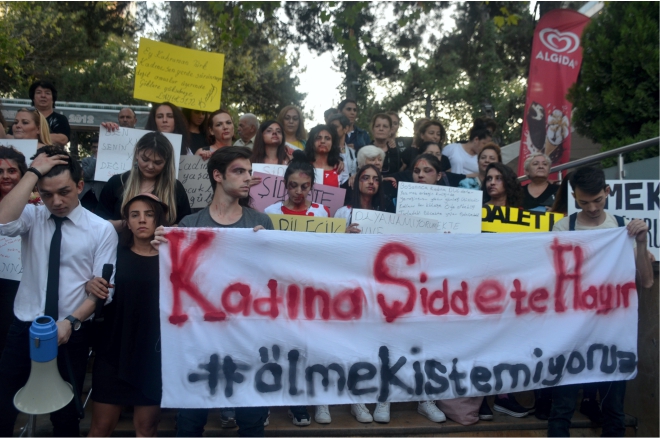 kadin-cinayetlerine-boyali-protesto4.jpg