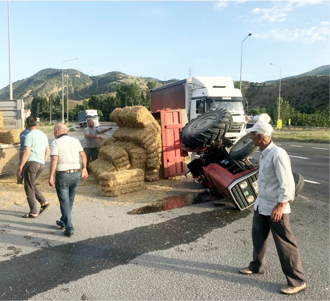 saman-balyasi-yuklu-traktor-devrildi2.jpg