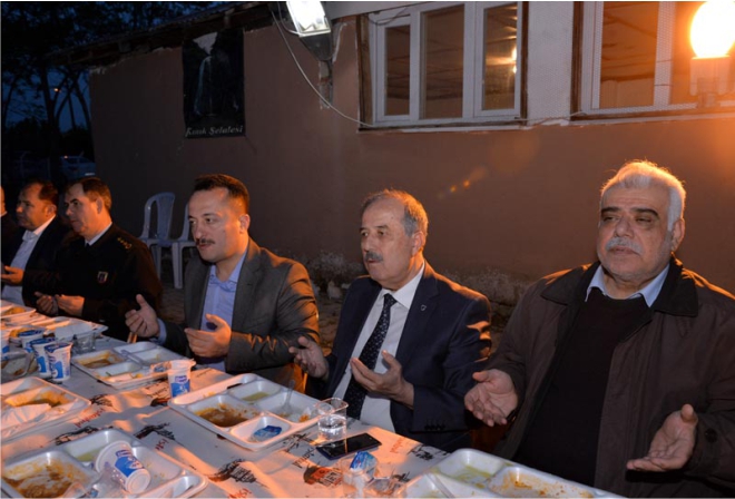 vali-senturk-koylulerle-iftar-yapti2.jpg