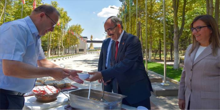 BŞEÜ'de aşure ikramı